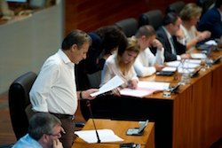 , Pedro Escobar pregunta al presidente pleno asamblea 20-09-12.jpg