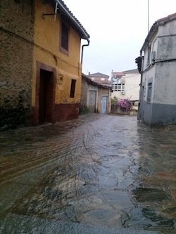 La lluvia anega las calles de Hernán Pérez