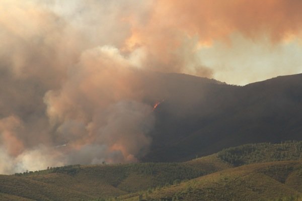 El fuego avanza hacia la cumbre de Jálama. IMAGEN DE JP PEREZ para www.sierradegatadigital.es copia