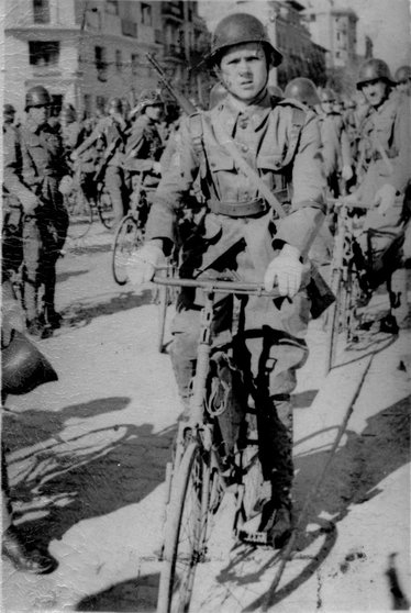 Leonardo Hidalgo en el Batallón Ciclista con 18 años