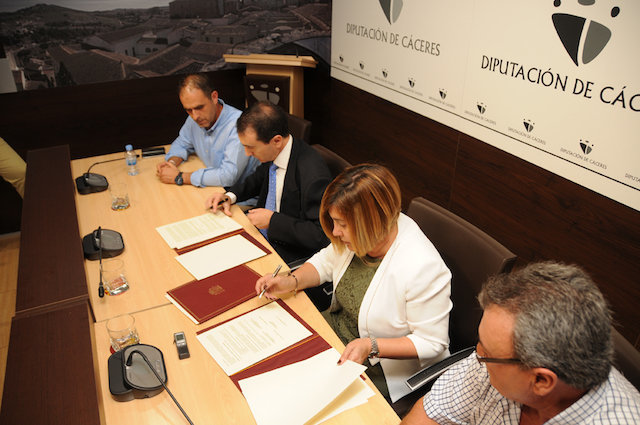 Charo Cordero y Miguel Antolín firman los convenios para el traspaso de carreteras en la comarca serrana