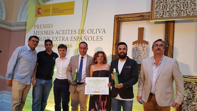 El equipo de As Pontis en la sede del MAGRAMA recoge el premio al mejor AOVE de España